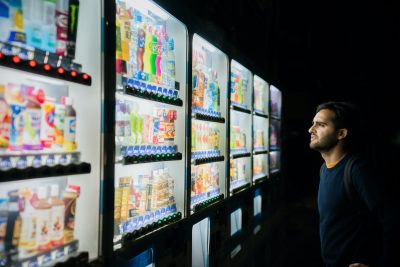 عکس وندینگ ماشین با مرد نگاه مستقیم